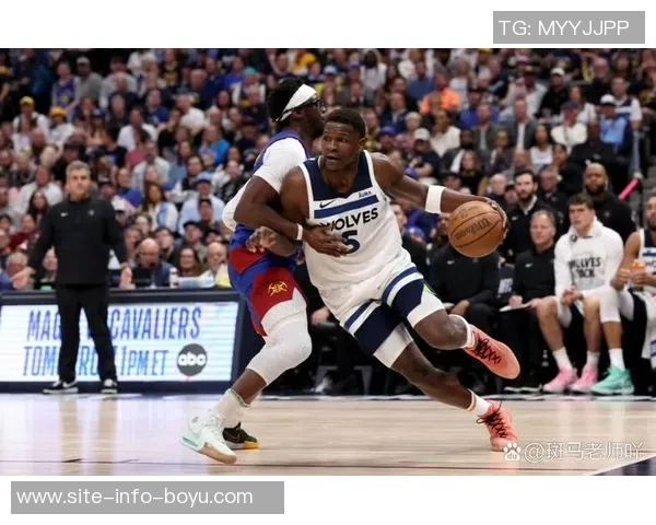 爱德华兹表现稳定半场轻松贡献9分3板2助攻1断1帽